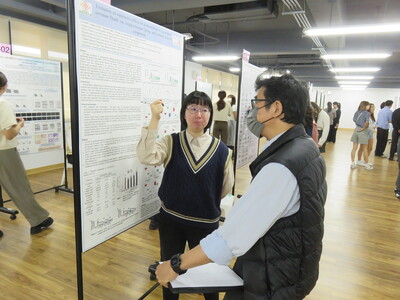 113學年度碩士學位論文海報競賽照片6圖片