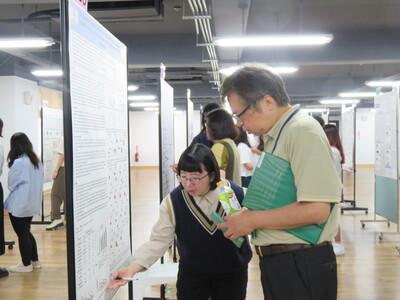 113學年度碩士學位論文海報競賽照片3圖片