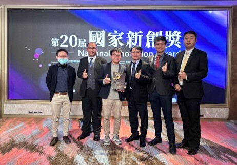 黃聰龍教授獲獎照片 (Professor Tsong-Long Hwang receiving award)