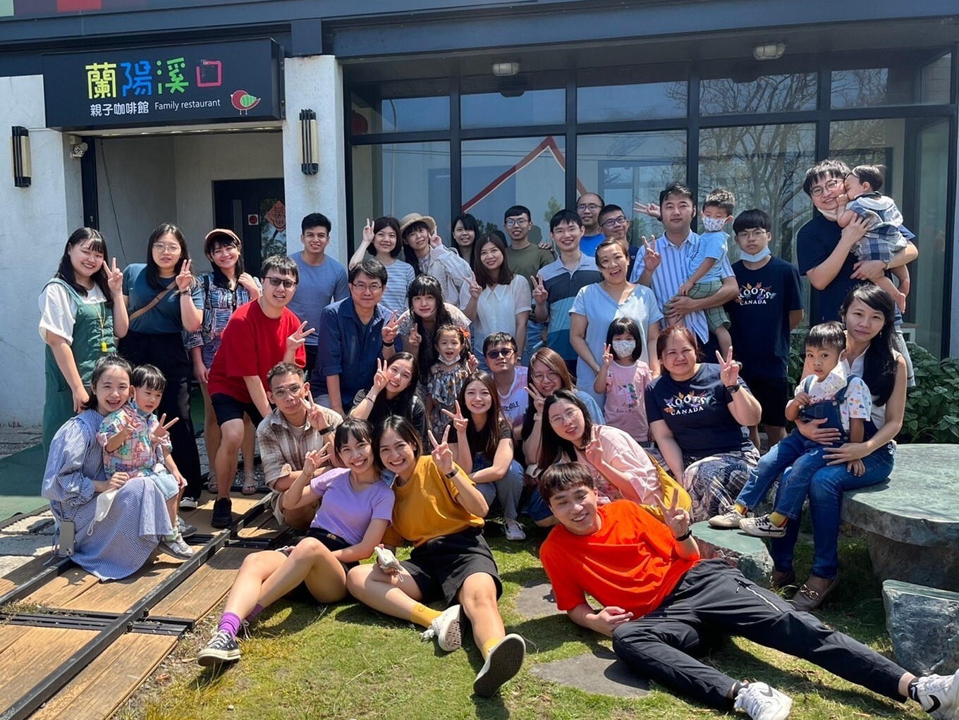 黃聰龍教授與學生的合影 (Professor Tsong-Long Hwang and Students)