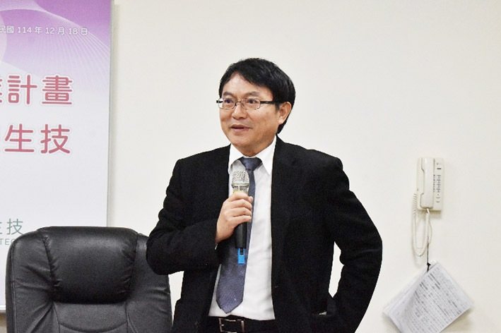 黃聰龍副校長於台上進行簡報，介紹臺灣白及技術
